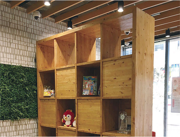 金融店舗の県産材展示棚／愛知県